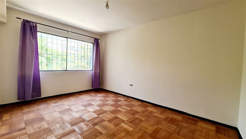 Casa En Venta De 4 Dorm. En Ñuñoa