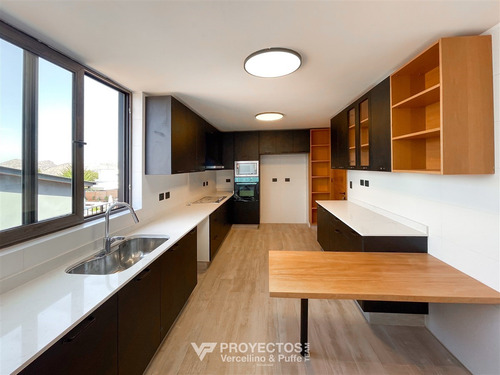Moderna Y Espaciosa Casa Con Piscina, Jardín Y Quincho