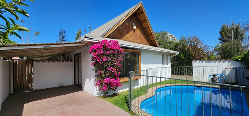 Hermosa Y Cómoda Casa En Las Condes, Sector Residencial