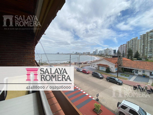 Apartamento En Venta En Primera Linea De Playa Mansa, 3 Dormitorios, 2 Baños Y Cochera En Subsuelo.