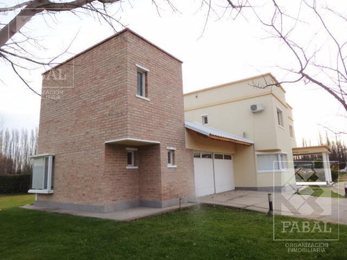 Casa Venta Los Cedros,  Plottier, 3 Dormitorios, 4 Baños, Escritorio, Jardín Y Quincho Garaje