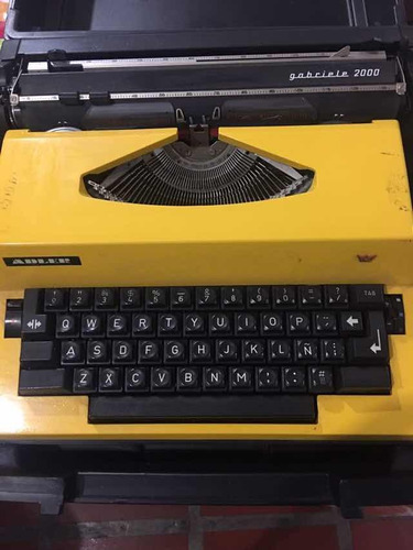 Máquina De Escribir Antigua Perfecto Estado Gabriele 2000