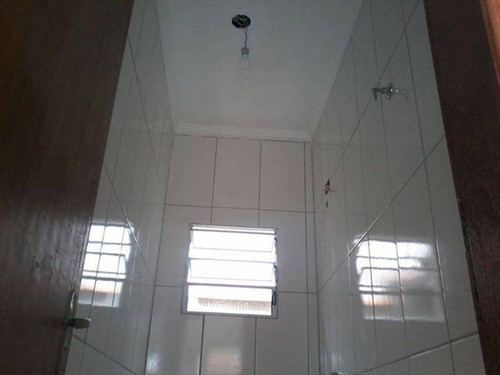 Imagem 22 de 30 de Imóvel Novo Tipo Casa Térrea Em Condominio Fechado Com Excelente Acabamento Com Azulejo Até O Teto Tanto Na Cozinha Como No Banheiro E Moldura De Gesso Nestes Dois Ambientes Janela De Alumínio Cor B