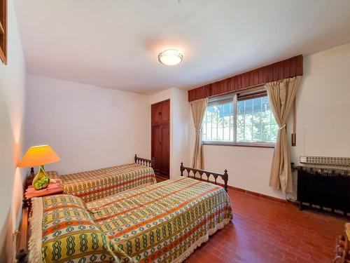Casa En Venta · 7 Ambientes · 3600 M2 · Jardín · Quincho · Piscina