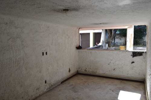 Ubicadísima Propiedad En Venta Como Terreno !