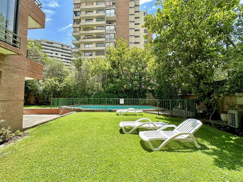Plaza Loreto, El Golf, Isidora Goyenechea