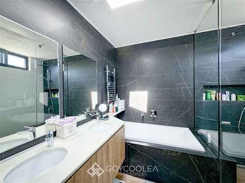 Casa En Venta De 4 Dorm. En Lo Barnechea