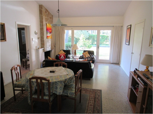 Chalet Típico De Punta Del Este, A 4 Cuadras De Playa Mansa- Ref: 6448