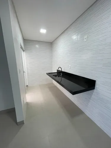 Lindos Sobrados De Alto Nível, Com Garagem Para 2 Carros, 3 Quartos Sendo 1 Deles Suíte, 3 Banheiros E Cozinha Integrada Com Sala.