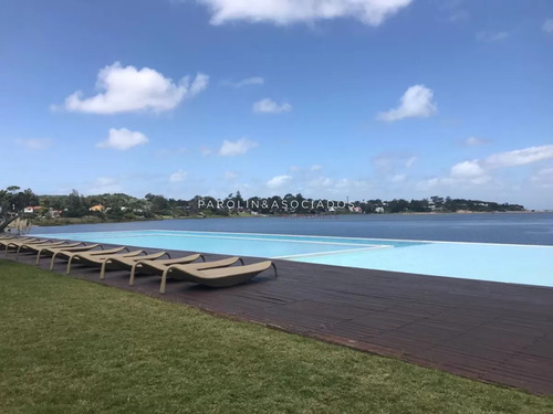 Apartamento En Venta De 3 Dormitorios En Edificio Delamar, Punta Del Este.