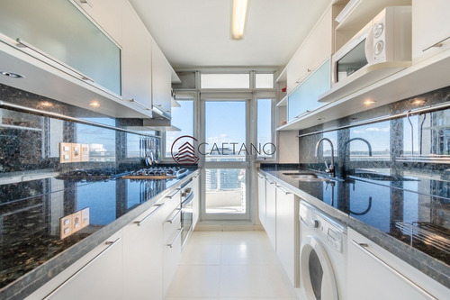 Venta De Apartamento Piso Alto A Pasos De Playa Mansa, Tres Dormitorios Más Servicio- Ref: 2659