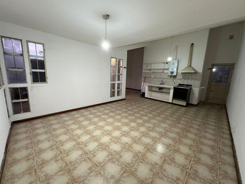 Casa En Villa Allende De 5 Ambientes Enbarrio La Cruz A Una Cuadra De Av. San Martín. Cerca De Colegios , Centro Comercial Y Transporte Público.l