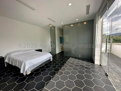 Lujoso Penthouse Ubicado En Los Naranjos De Las Mercedes. #24-15045
