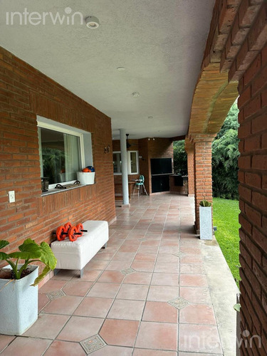 Casa En Los Pilares, 6 Ambientes, C/ Jardin Y Pileta - Venta -