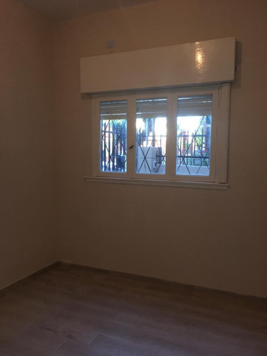 En Venta En Caseros: Casa Americana Hecha Integramente A Nuevo, Amplio Lote De Terreno 4 Ambientes 1 Baño Cochera 4 Autos F: 8359