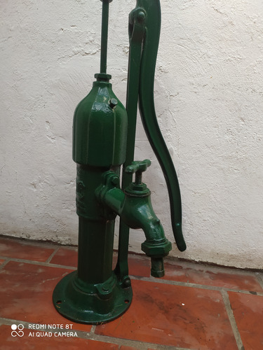 Bomba De Agua Antigua / Decoración. No Envio (Usado)