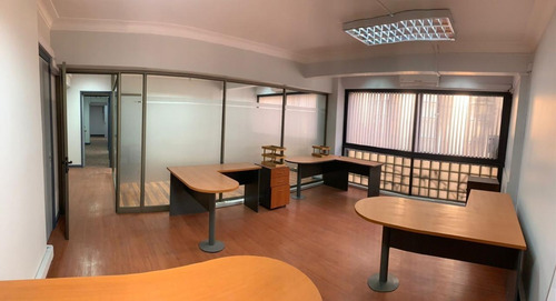 Imagen 8 de 21 de Oficina Centro Histórico De Santiago Con Mobiliario
