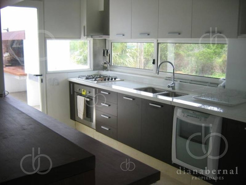 Imagen 6 de 30 de En Punta Del Este En La Zona Exclusiva De Punta De Piedra, Chalet De 5 Dormitorios Y Dependencia Con Piscina Climatizada.- Ref: 4041