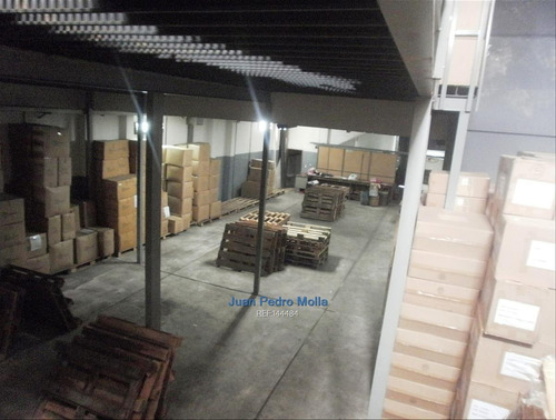 Venta De Galpón En La Comercial, Montevideo
