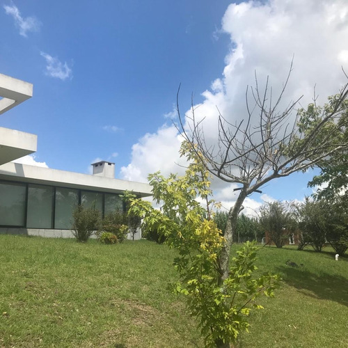 Imagen 1 de 27 de Casa En Venta Ambientes Amplios, 3 Dormitorios + Servicio. 310 M2 + Terreno. Vale La Pena Coordinar Visita!