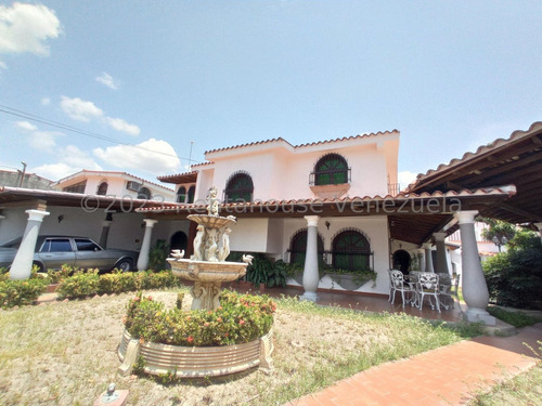 Amplia Y Fresca Casa En Venta Ubicada En Maracay Urb El Centro Db 23-28368