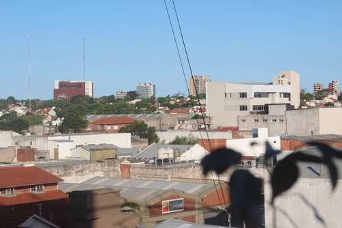 Imagen 17 de 19 de Departamento De 4 Ambientes Totalmente Reciclado A La Calle Con Balcón Saliente.