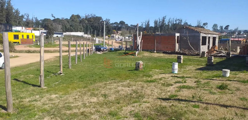Venta De Terreno Con Mejoras En Altos De La Laguna, Maldonado