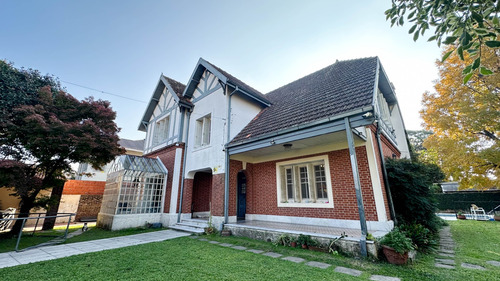 Venta Casa 7 Ambientes Estilo Alemán Pileta Martínez