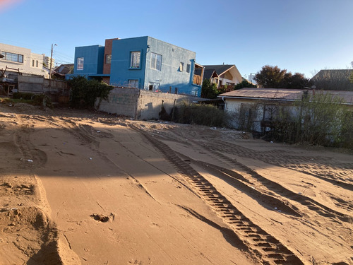 A Pasos De La Playa Y Frente A Una Plaza