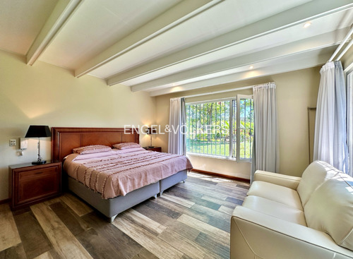Casa Estilo Colonial Inglés, Borde De Cancha