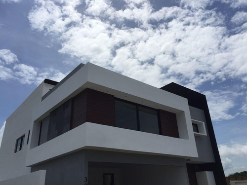 Punta Tiburon, Laguna 4 Casa En Venta 3 Recamaras, Alberca Y Cuarto De Servicio