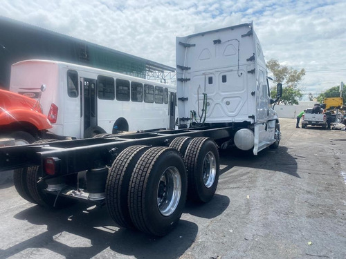 Freigthliner Cascadia Chasis Cabina Torton Blanco
