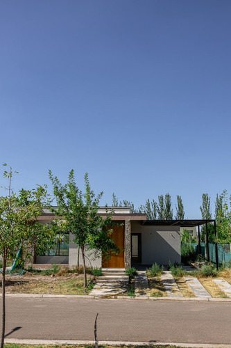Casa A Estrenar En Barrio Privado La Luisa Lujan