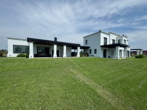 Casa En Venta En Chacras De Pergamino Con Pileta