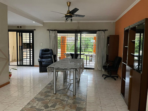 Venta Casa De 2 Dorm. En Sauce Viejo Con Pileta