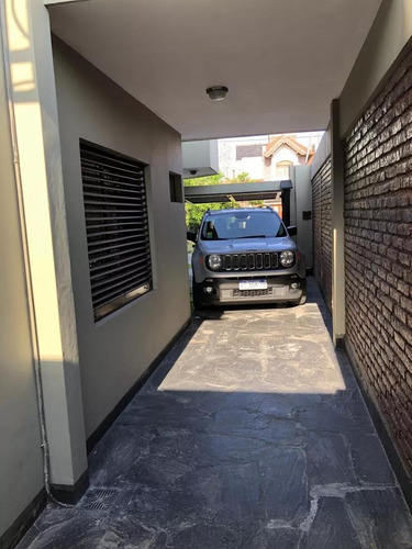 Casa En Venta - 4 Dormitorios 5 Baños - Cochera - 250mts2 - Lomas De Zamora