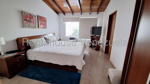 Hermosa Casa, Con Excelente Distribución Y Amplios Espacios Listos Para El Disfrute De La Familia. Fácil Mantenimiento Y Con Excelente Ubicación En Una De Las Mejores Urbanizaciones De Valencia