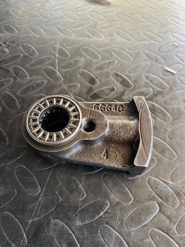 Base Soporte De Reversa Transmisión Jetta A4 2.0 Estándar (Usado)