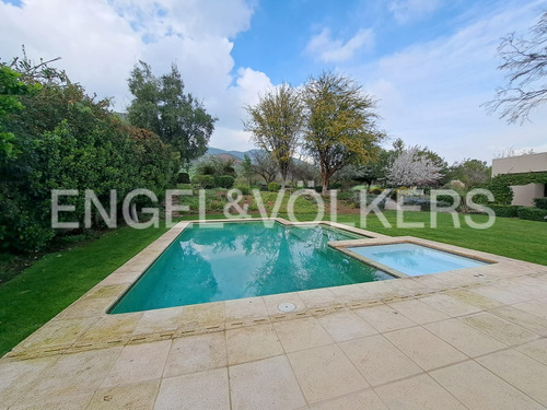 Hacienda, Borde Cancha. Excelente Casa En Venta