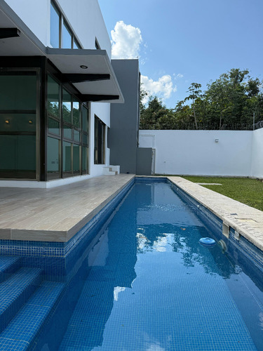 Exclusiva Residencia Moderna Con Alberca Y Amplios Espacios | Diseño Minimalista
