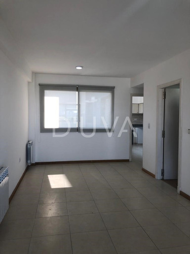 Departamento De Un Dormitorio Al Frente. Calle 64 E/ 8 Y 9