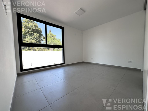 Departamento De Dos Ambientes En Alquiler, Moron Sur.