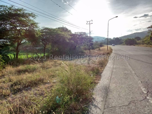 Carlos Colmenarez Vende Fabulosa Finca De 13ha. Con: 2 Lagunas, Agua Por Buco A Gravedad, Posee Electricidad 110 Y 220, Ubicada A Pocos Minutos Del Centro Del Tocuyo Con Acceso Directo De La Autopista