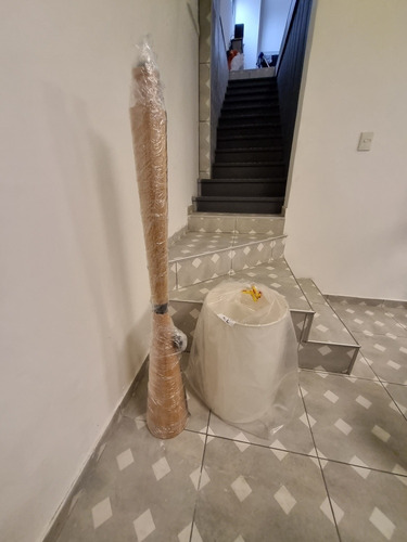 Imagen 2 de 2 de Lámpara De Pie En Madera Lenga Maciza Pantalla Rafia Blanca