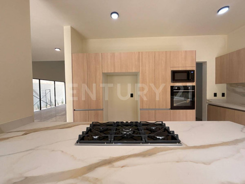 Residencia De Lujo En Vía Cumbres Con Amplios Espacios Y Exclusividad