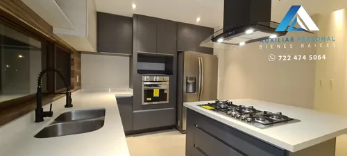 Casa De Una Sola Planta Con Carriles De Nado En Venta O Renta Metepec
