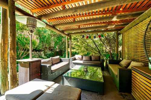 Chilena, Con Gran Jardín Formado, El Arrayán