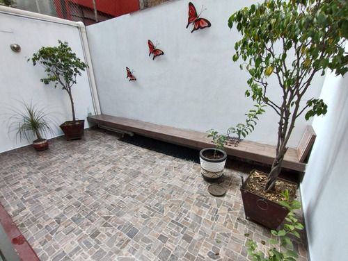 Departamento En Planta Baja, Distribuido En Dos Niveles Con Terraza.