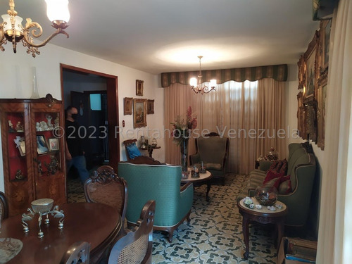 Santa Mónica !! Casa Comercial A Pie De Calle, 300 M2 Terreno, 600 M2 Construcción, 3 Baños, 6 Pe, 3 Locales Comerciales, Área Residencial 4 Hab, 3 Baños, Sala, Cocina Y Comedor. Excelente Ubicación!!