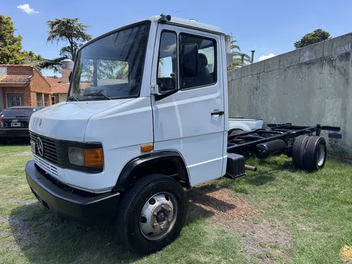 Mercedes Benz 710 Chasis C/cabina 2009